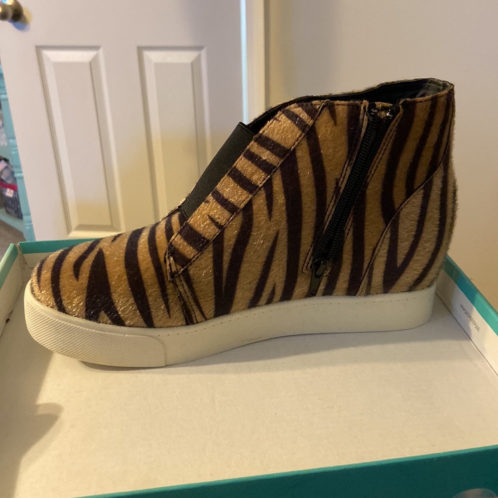 Tiger stripe Soda wedge. Size 10.